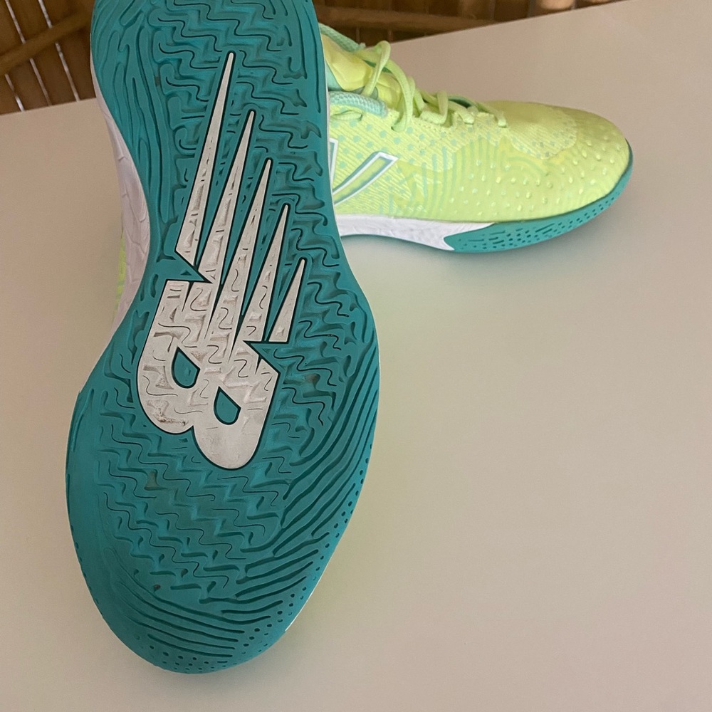 Green New balance fresh foam tennis shoes in a very good condition. Size 9.5